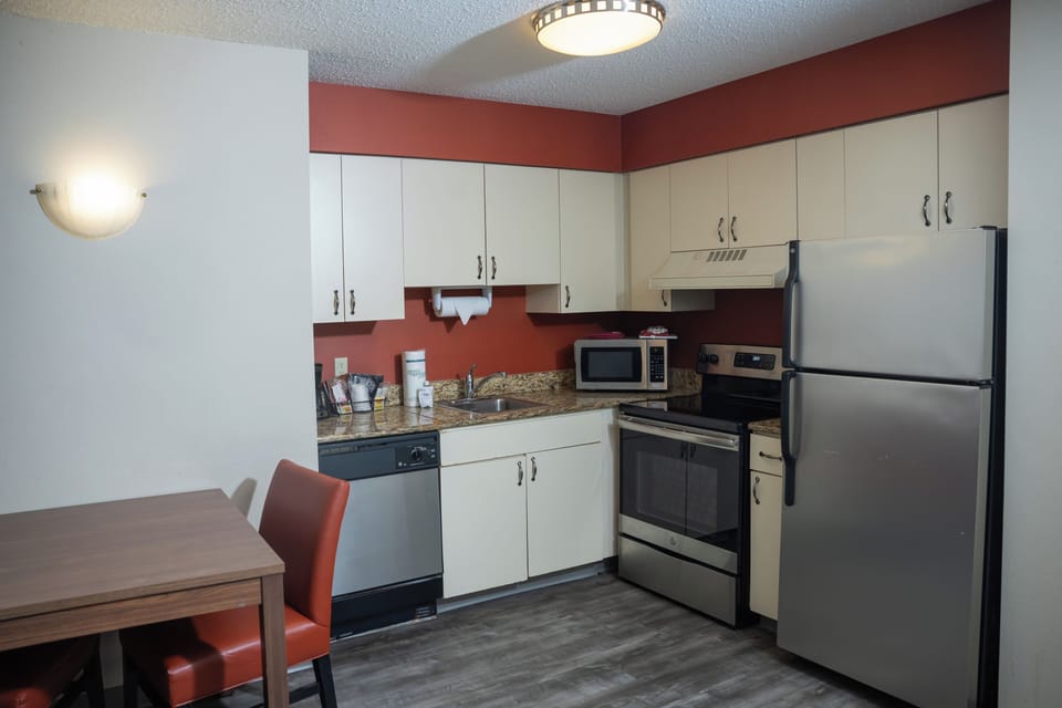 Full-size fridge, microwave, dishwasher, coffee/tea maker