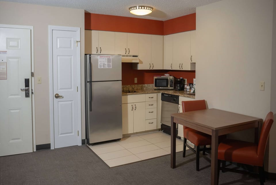 Deluxe Studio Suite, 1 Queen Bed, Non Smoking | Fitness facility