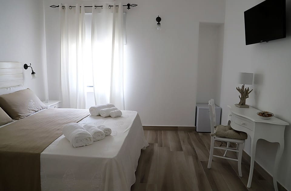 Traditional Double Room | Minibar, individually furnished, desk, blackout drapes