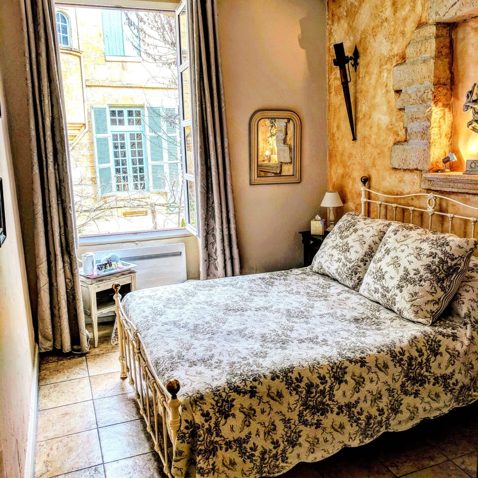 Room (The Wisteria) | Individually decorated, individually furnished, free WiFi, bed sheets
