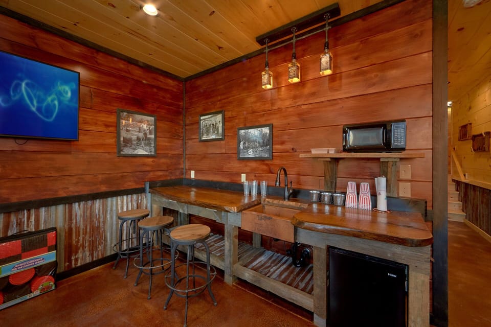 Lower level wet bar in game room