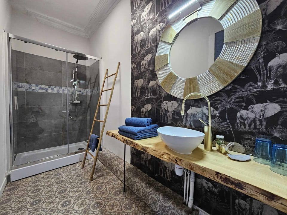 Double Room (Montagne) | Bathroom | Shower, hair dryer (on request), towels, soap