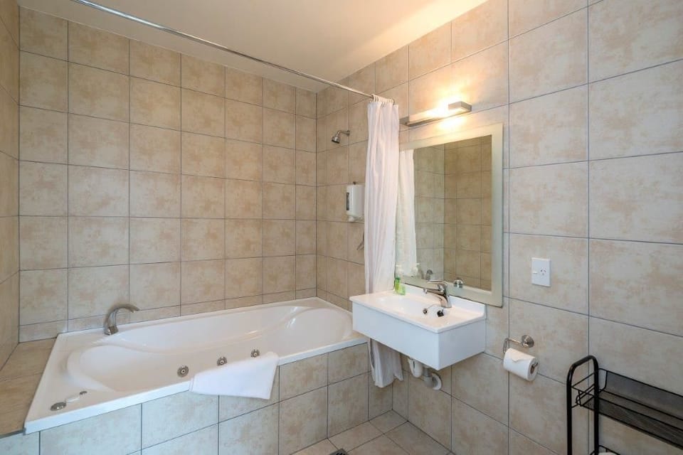 Superior Studio | Bathroom | Combined shower/tub, jetted tub, hair dryer, towels