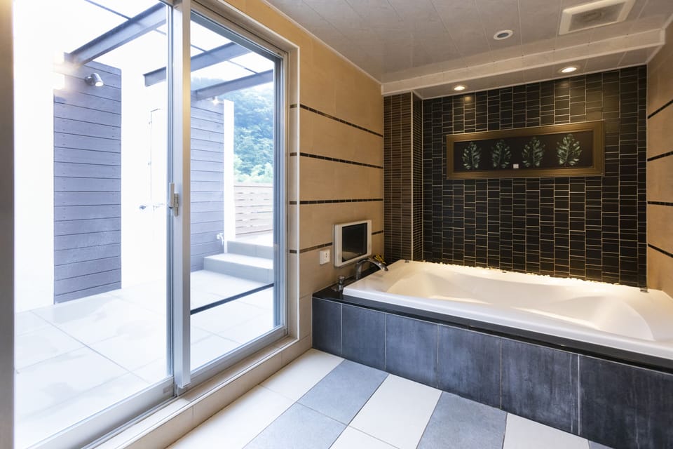 King Room with Private Balcony, Smoking | Bathroom | Separate tub and shower, jetted tub, free toiletries, hair dryer