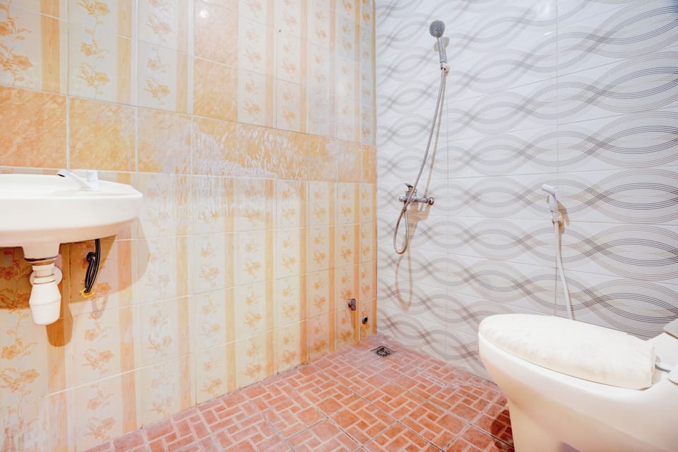 Standard Double Room | Bathroom | Shower, free toiletries, bidet, towels