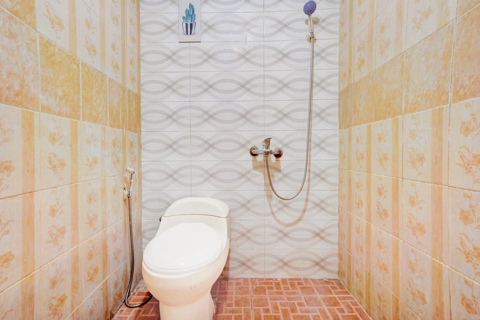 Deluxe Double Room | Bathroom | Shower, free toiletries, bidet, towels