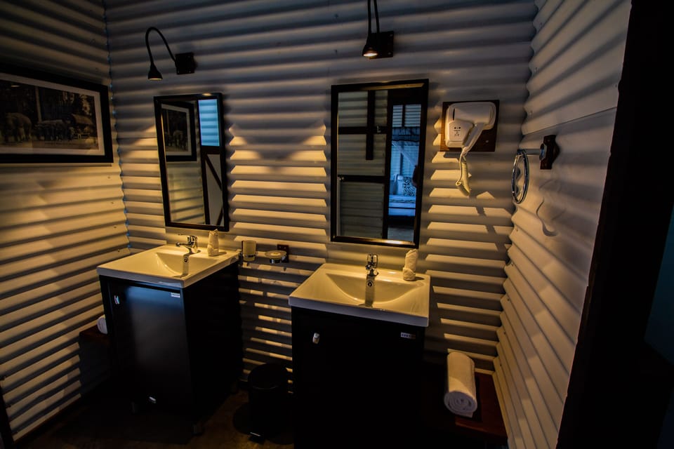 Deluxe Double Room, Garden View | Bathroom | Shower, rainfall showerhead, free toiletries, hair dryer