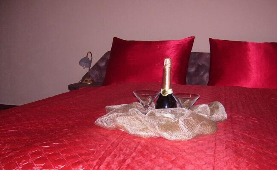 Suite | In-room safe, desk, free WiFi, bed sheets