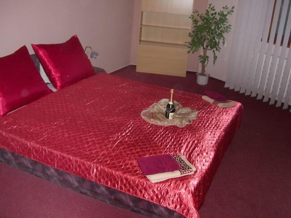 Suite | In-room safe, desk, free WiFi, bed sheets