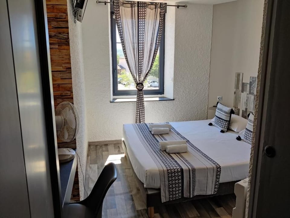 Classic Double Room (Douche) | Premium bedding, individually decorated, individually furnished, desk