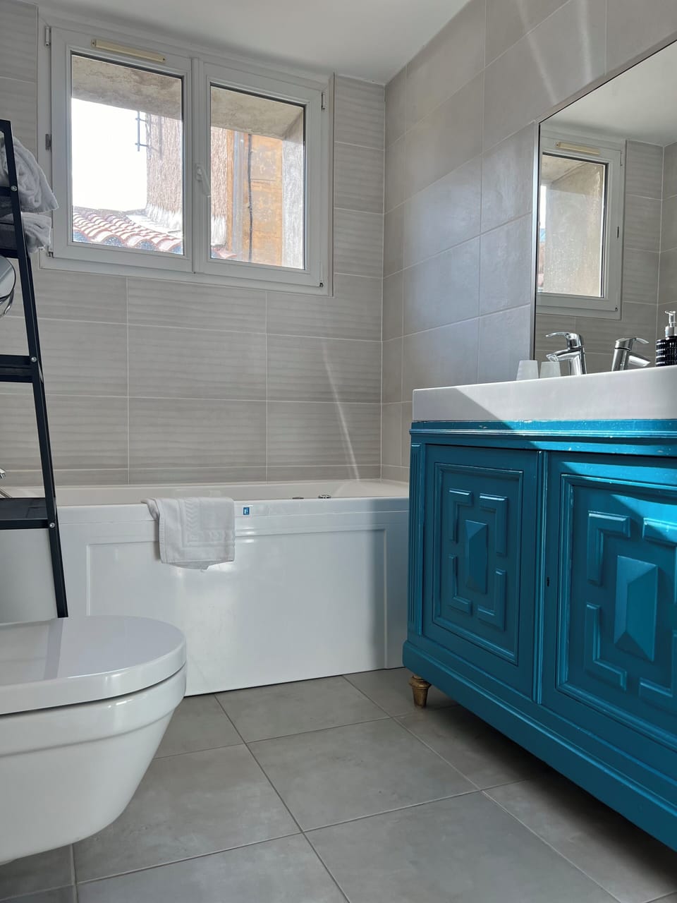 Comfort Double Room, Multiple Beds, Non Smoking, Jetted Tub | Bathroom | Free toiletries, hair dryer, towels, soap