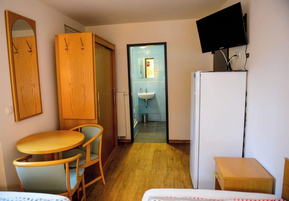 Twin Room | Desk, WiFi (free)