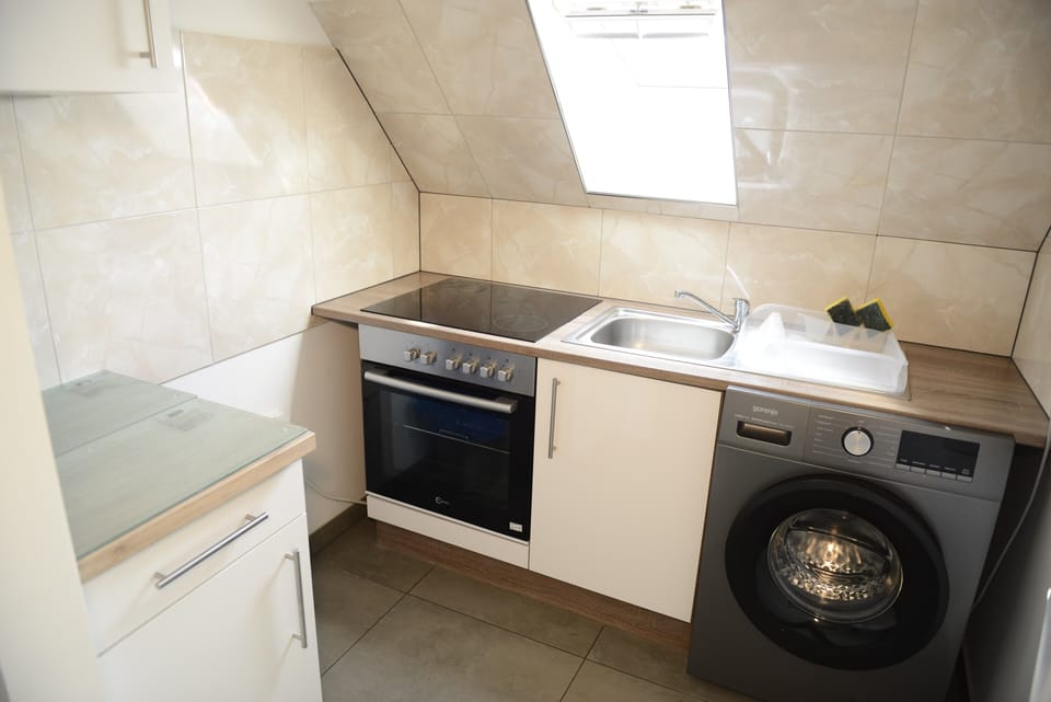 Full-size fridge, microwave, oven, stovetop