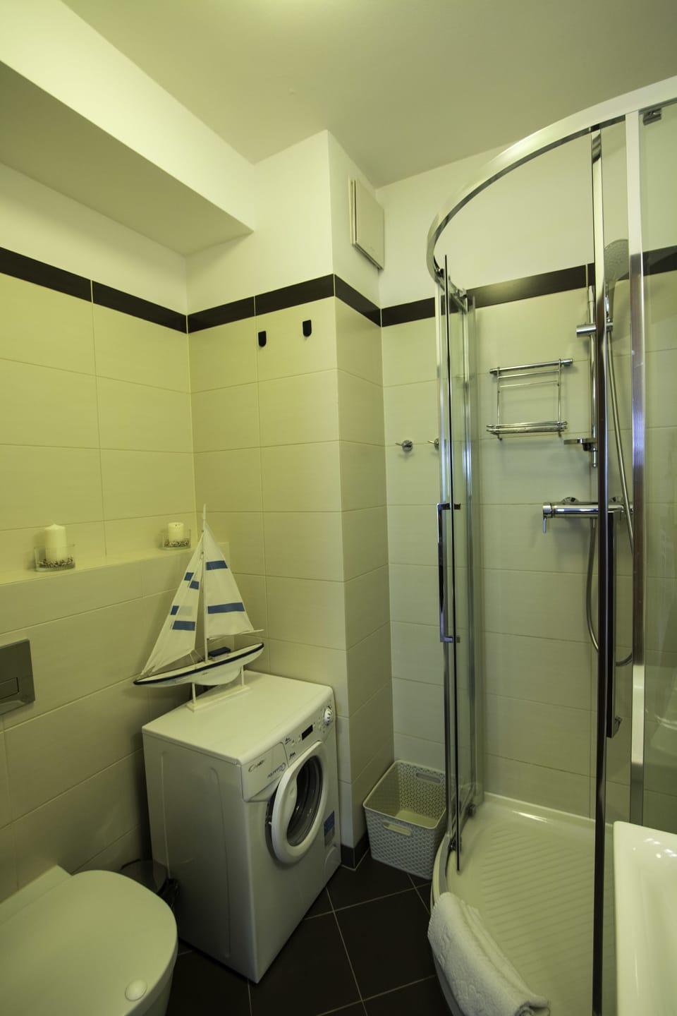 Studio | Bathroom | Shower, hair dryer, towels, soap