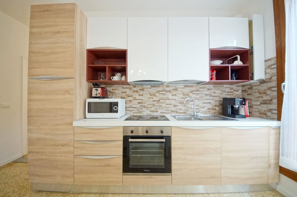 Apartment, 3 Bedrooms | Private kitchen | Full-size fridge, microwave, oven, stovetop