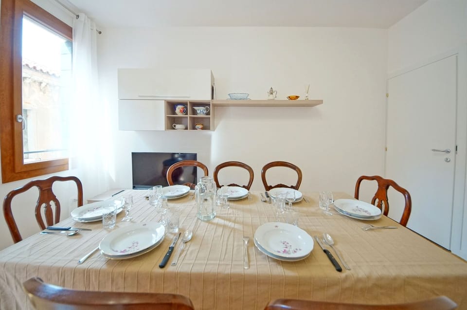Apartment, 3 Bedrooms | In-room dining