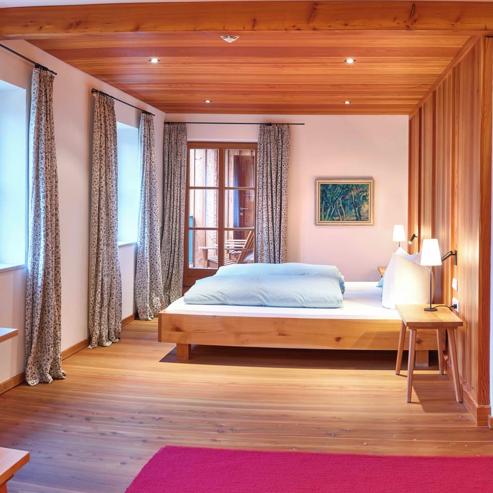 Junior Suite | In-room safe, individually decorated, individually furnished, desk