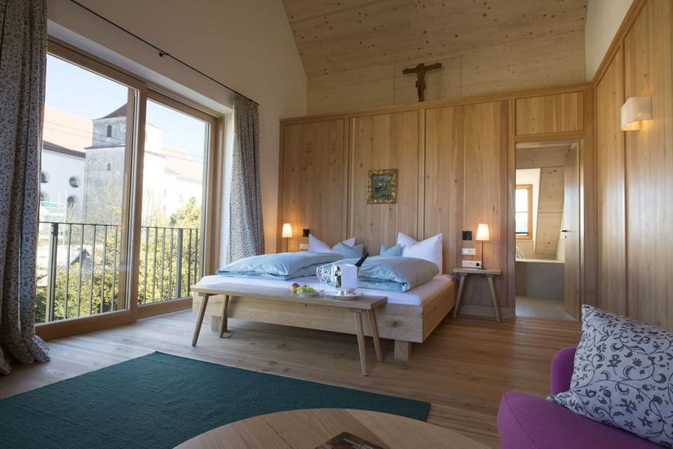 Junior Suite | In-room safe, individually decorated, individually furnished, desk