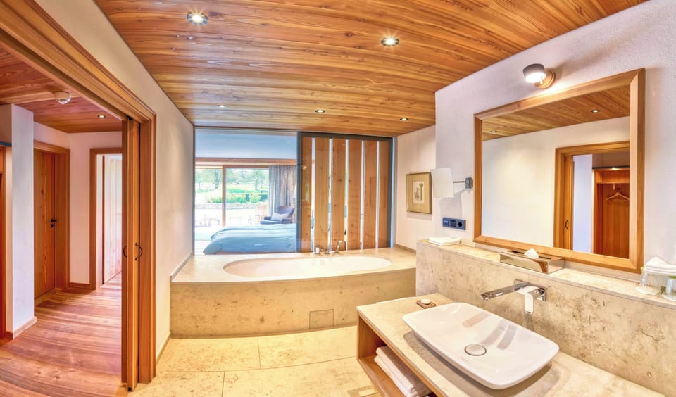 Junior Suite | Bathroom | Free toiletries, hair dryer, bathrobes, slippers