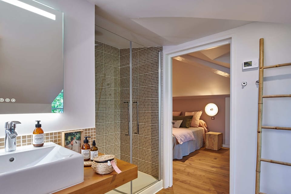 Deluxe Double Room (BARRAT) | Bathroom | Hair dryer, towels