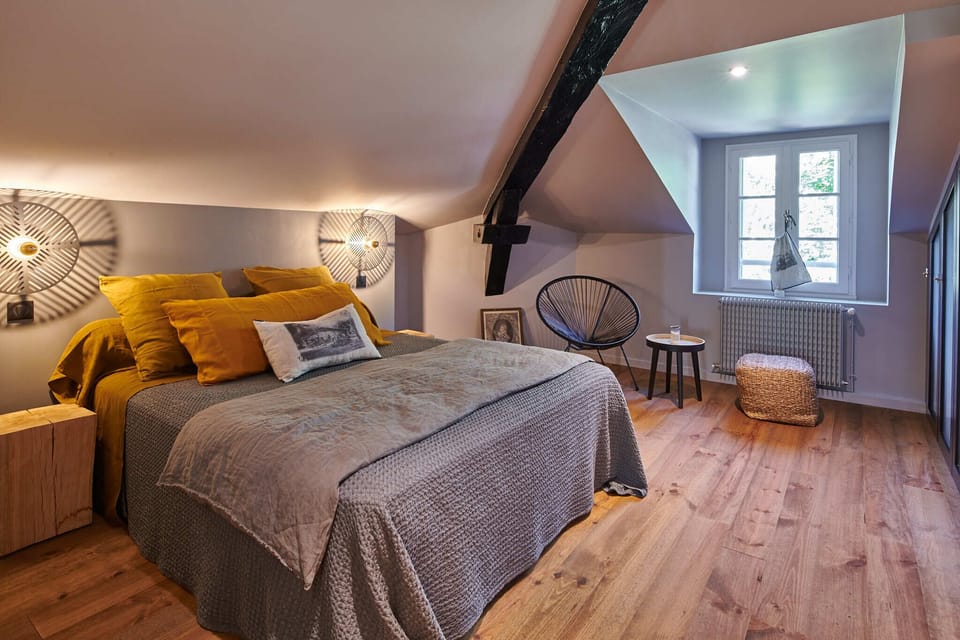 Deluxe Double Room (ABBESSE) | Premium bedding, desk, soundproofing, WiFi (free)
