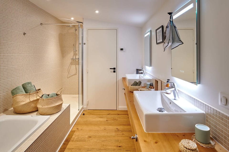 Suite, Ensuite (BEL AIR) | Bathroom | Hair dryer, towels