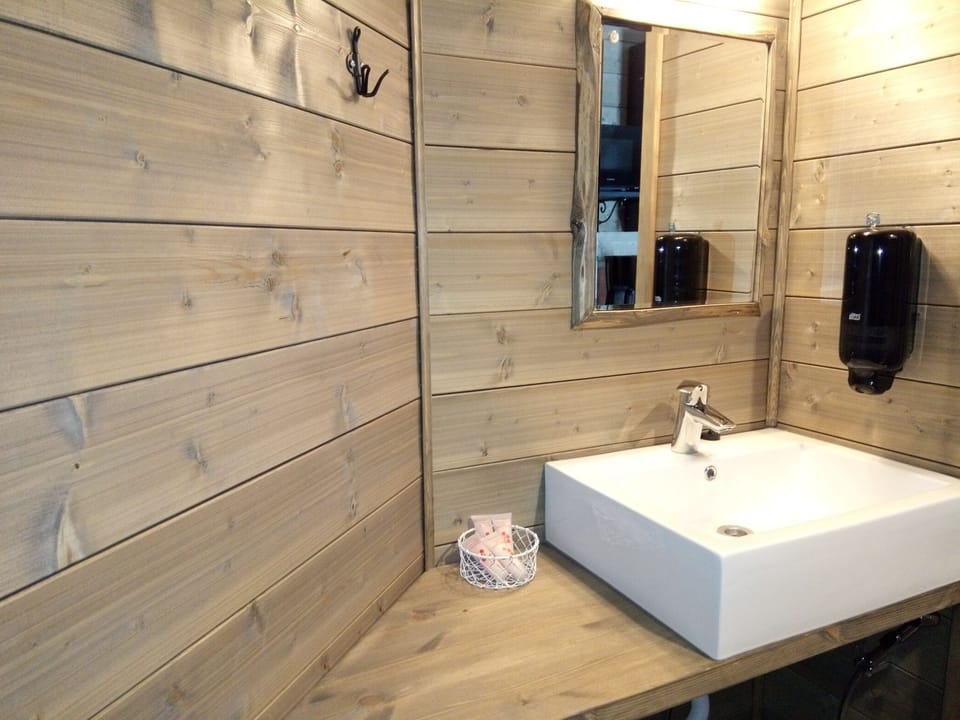 Bathroom sink