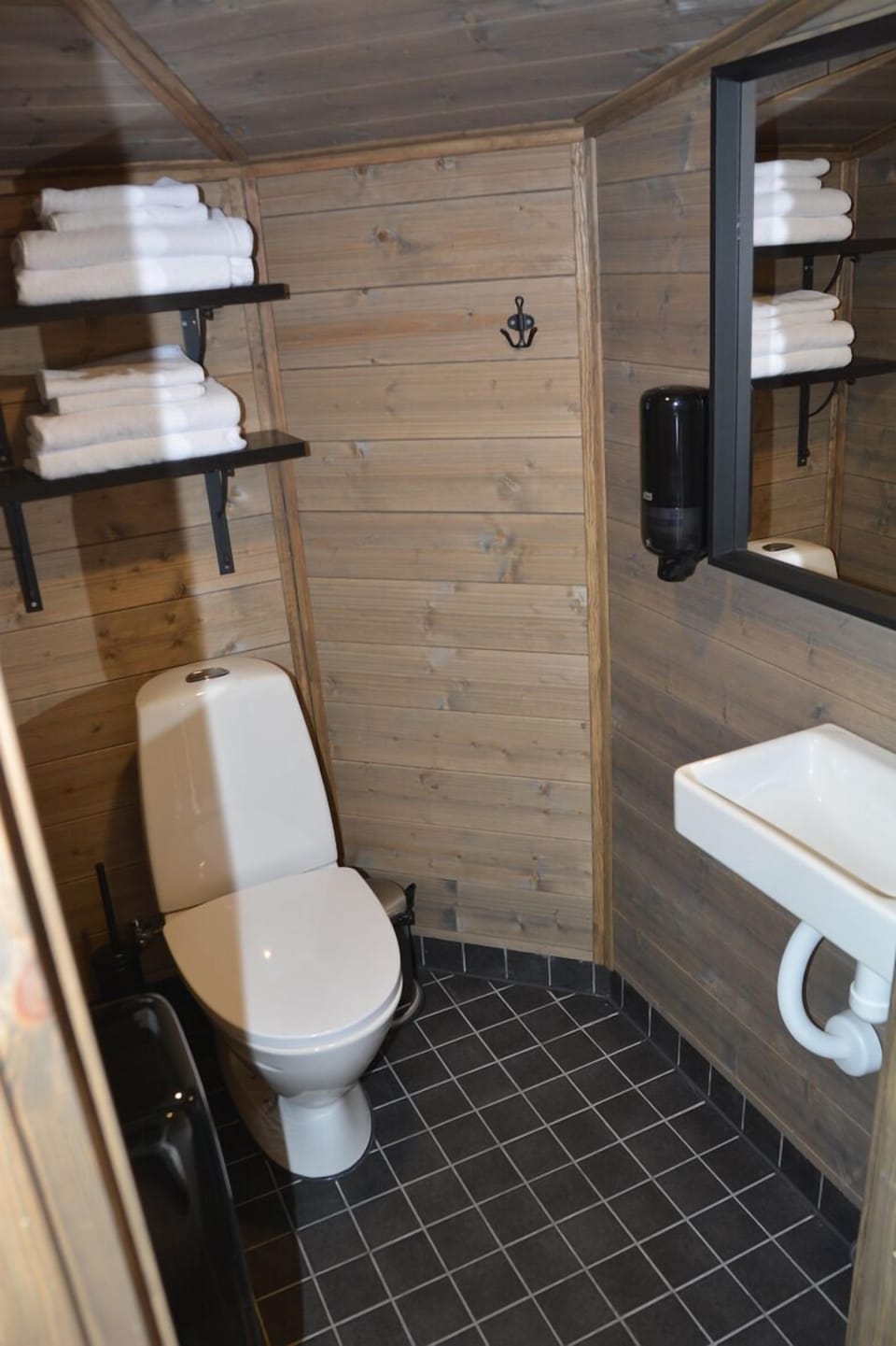 Deluxe Suite (Kuiske) | Bathroom | Shower, designer toiletries, hair dryer, bidet
