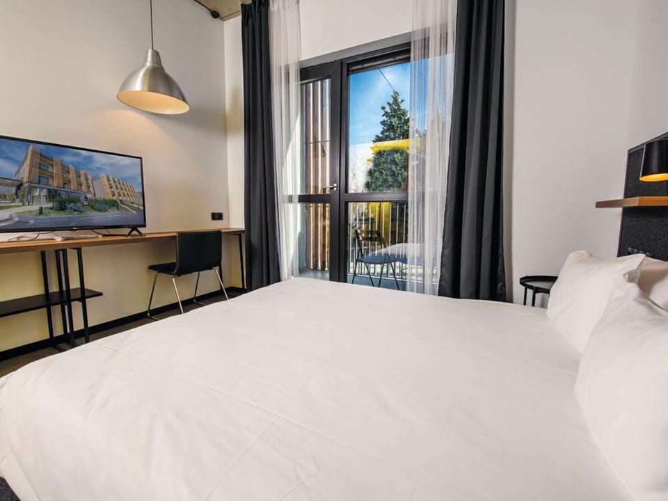 Superior Double Room | 1 bedroom, individually decorated, desk, laptop workspace