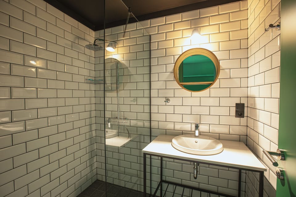 Standard Twin Room | Bathroom shower