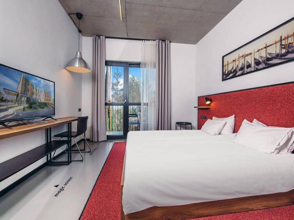 Standard Double Room | 1 bedroom, individually decorated, desk, laptop workspace