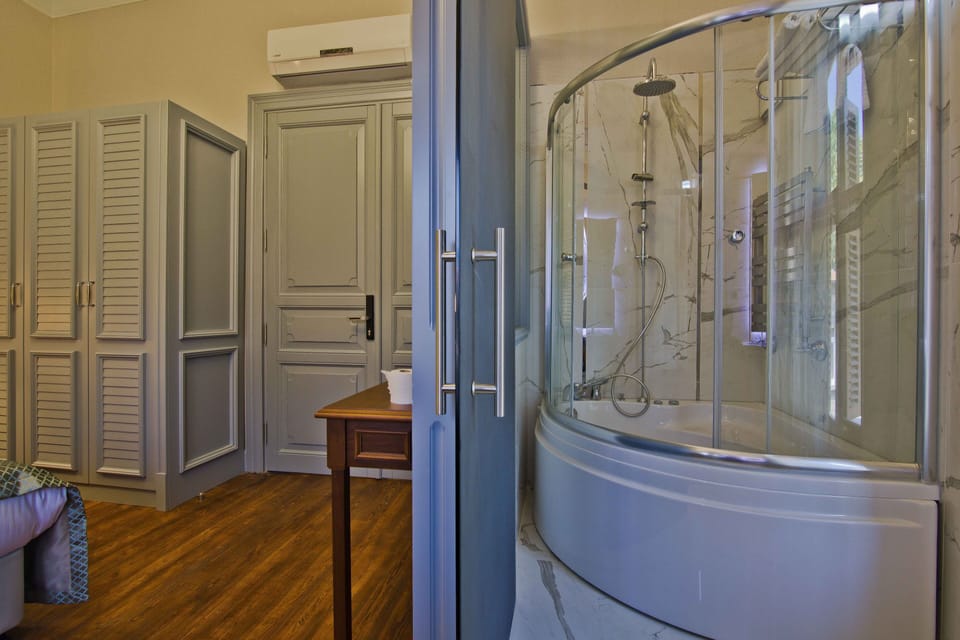 Deluxe Double Room, Jetted Tub, City View | Minibar, in-room safe, desk, soundproofing