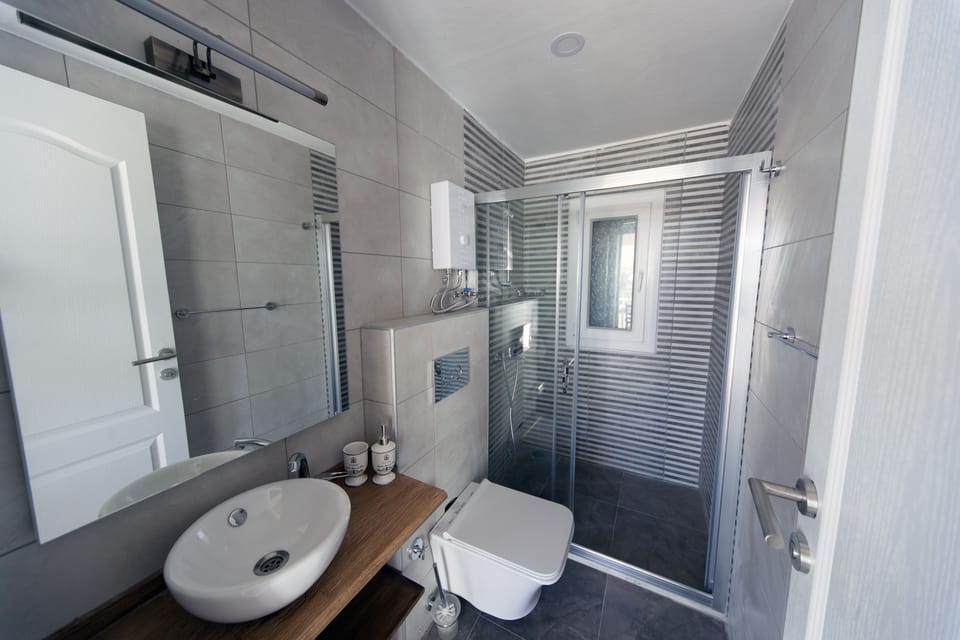 Shower, rainfall showerhead, free toiletries, hair dryer