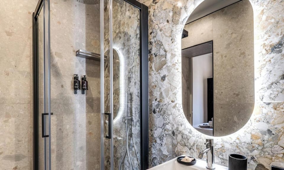 Camera Queen Via Belsiana 60 | Bathroom | Shower, rainfall showerhead, free toiletries, hair dryer