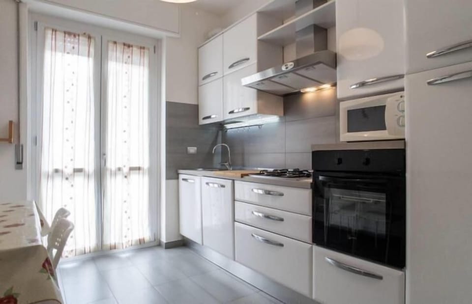Full-size fridge, microwave, oven, stovetop