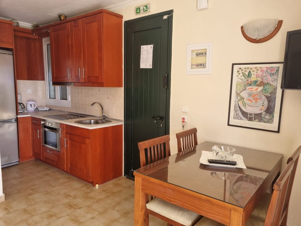 Apartment | Private kitchen | Full-size fridge, oven, stovetop, coffee/tea maker
