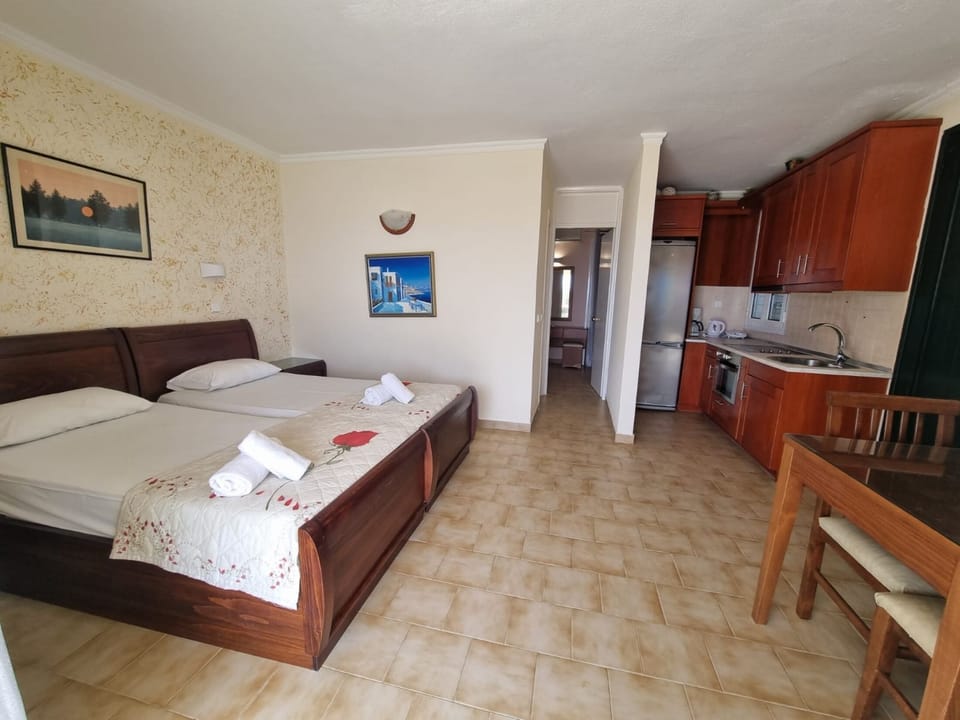 Apartment | Living area | Flat-screen TV