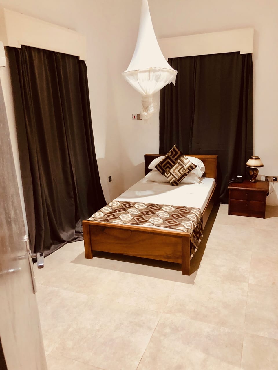 Single Room | In-room safe, desk, laptop workspace, blackout drapes