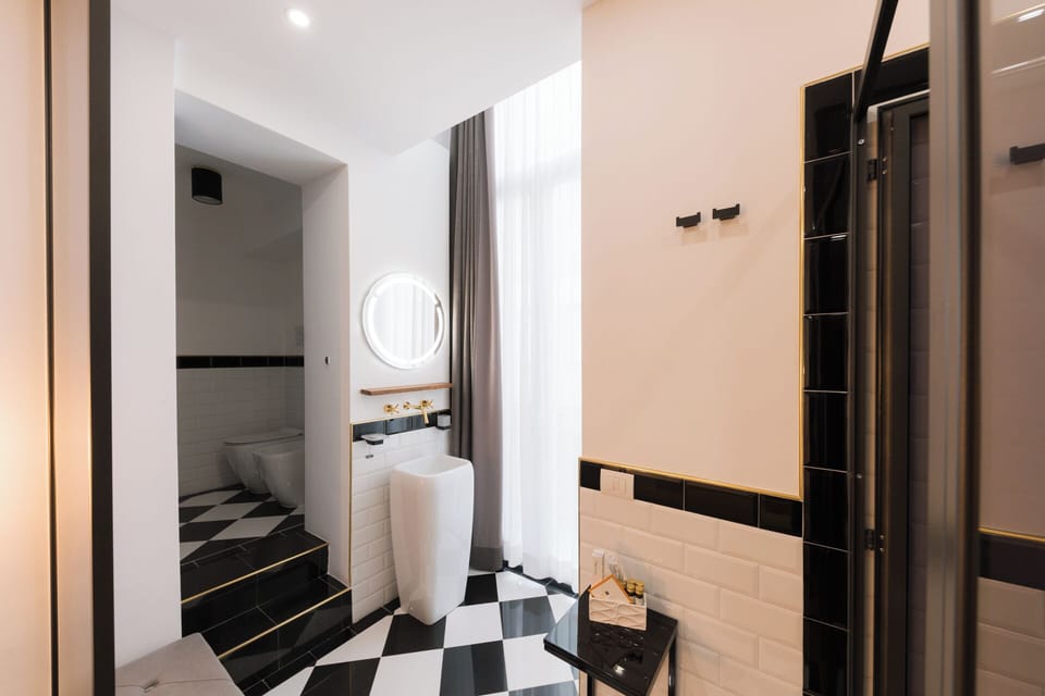 Deluxe Double Room | Bathroom | Shower, free toiletries, hair dryer, slippers