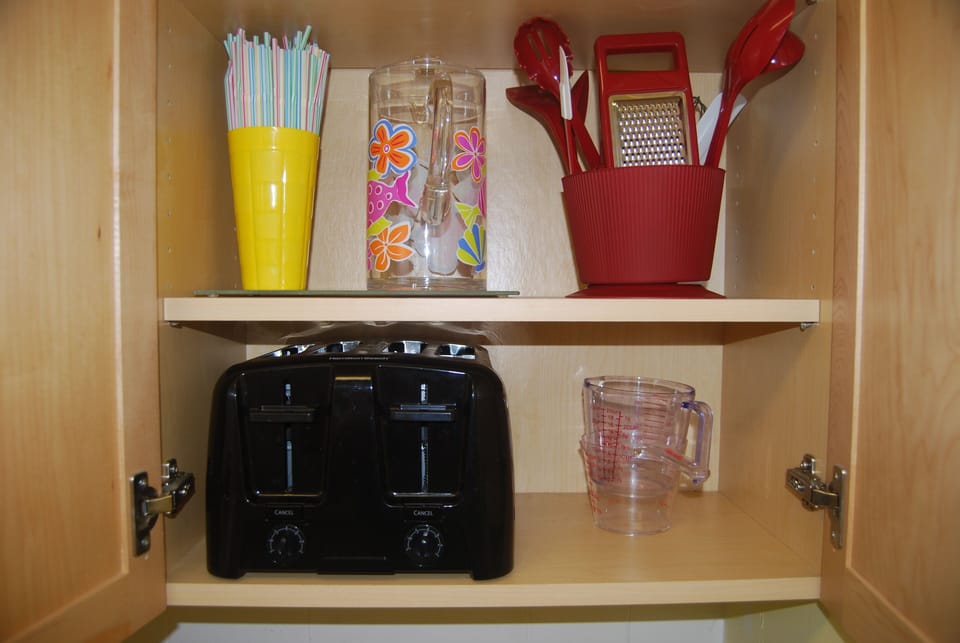 Cooking utensils, measuring cups, 4 slice toaster