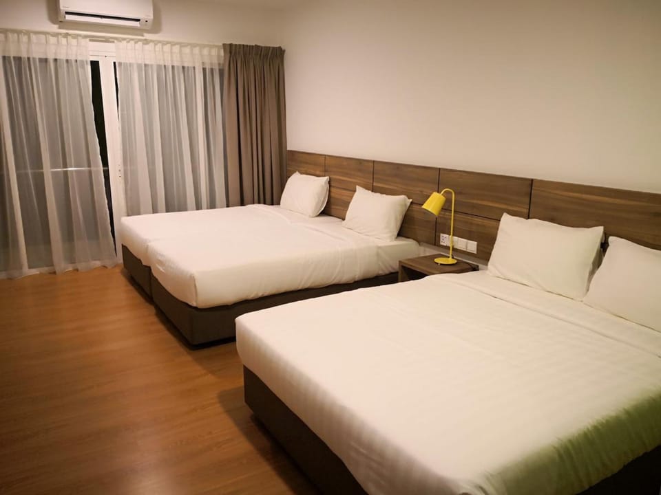 Club Deluxe Triple | Minibar, in-room safe, desk, iron/ironing board (on request)