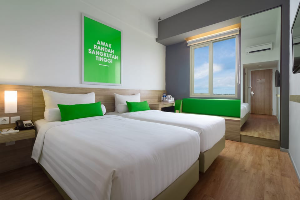 Desk, soundproofing, WiFi (free), bed sheets
