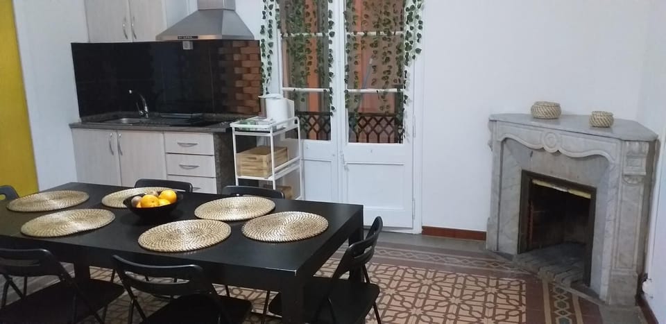 Full-size fridge, microwave, oven, stovetop