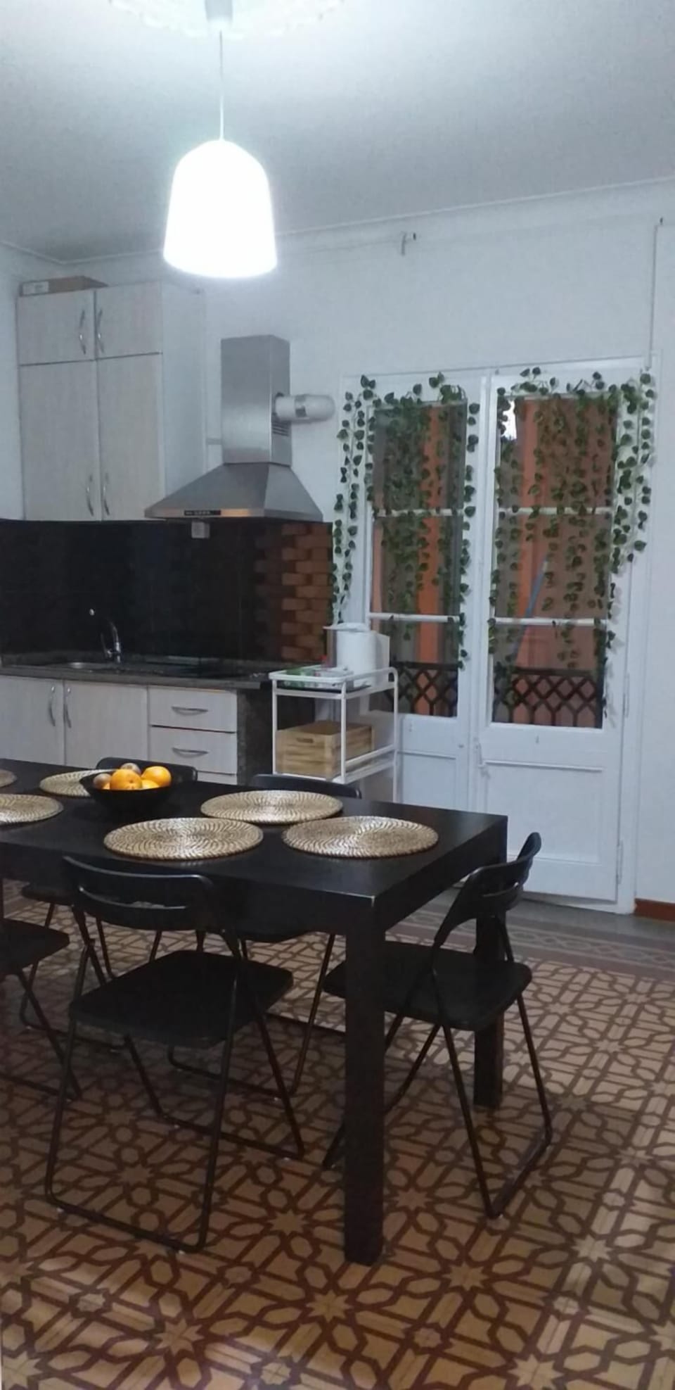 Full-size fridge, microwave, oven, stovetop