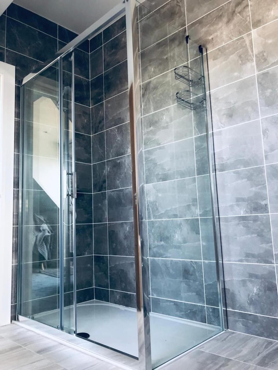 Shower, free toiletries, towels