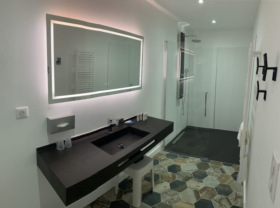 Comfort Double Room | Bathroom | Hair dryer, towels
