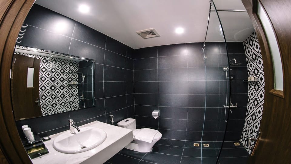 Shower, rainfall showerhead, free toiletries, hair dryer