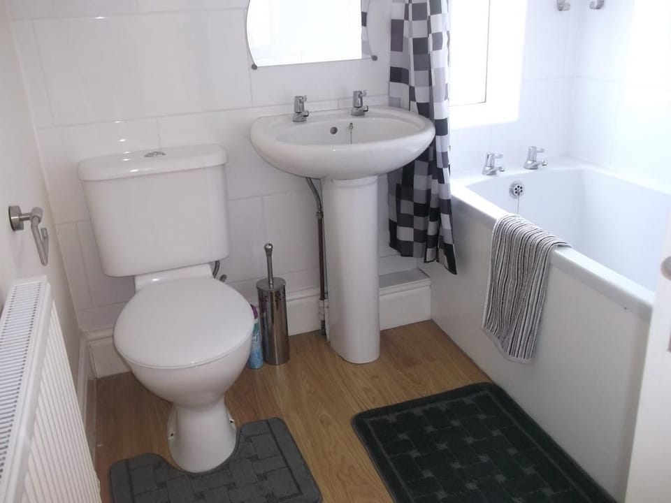 Comfort House, 4 Bedrooms | Bathroom | Combined shower/tub, free toiletries, towels, toilet paper