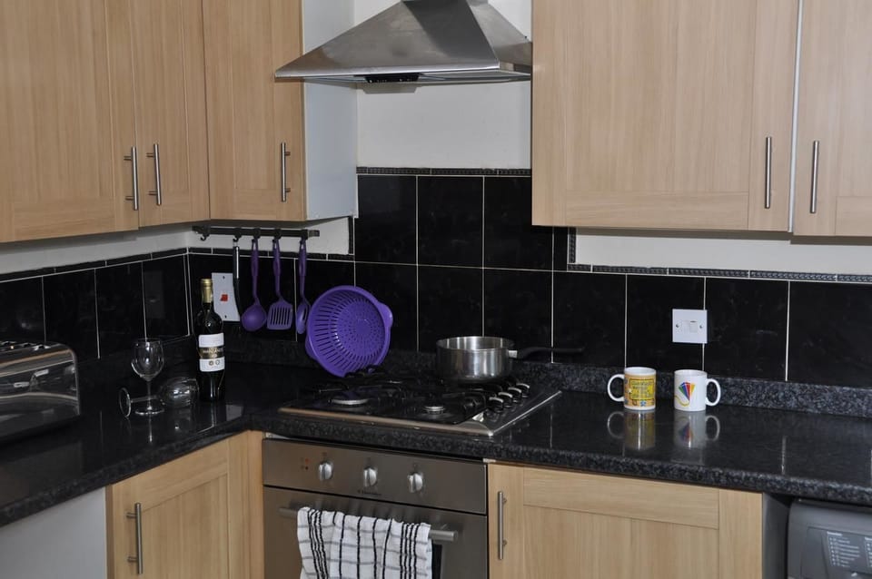 Comfort House, 4 Bedrooms | Private kitchen | Fridge, microwave, oven, stovetop