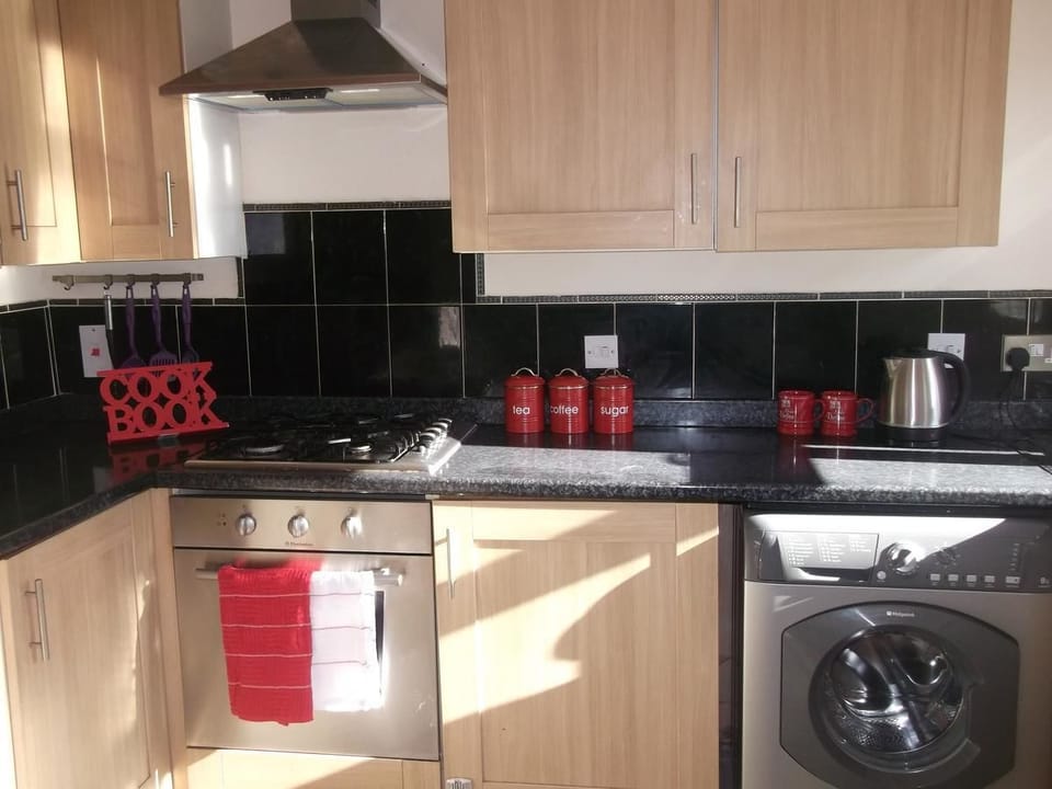 Comfort House, 4 Bedrooms | Private kitchen | Fridge, microwave, oven, stovetop